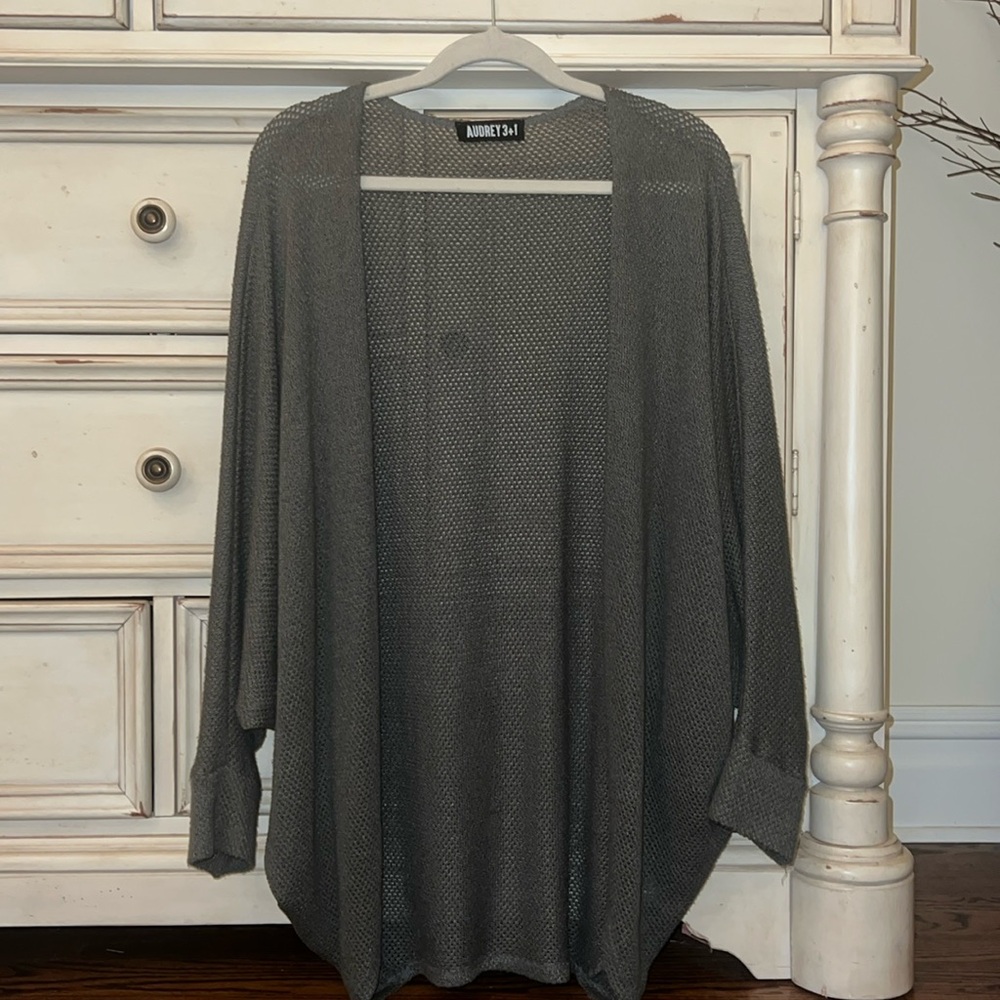 baggy fit, medium weight, ventilated 3/4 sleeve sweater